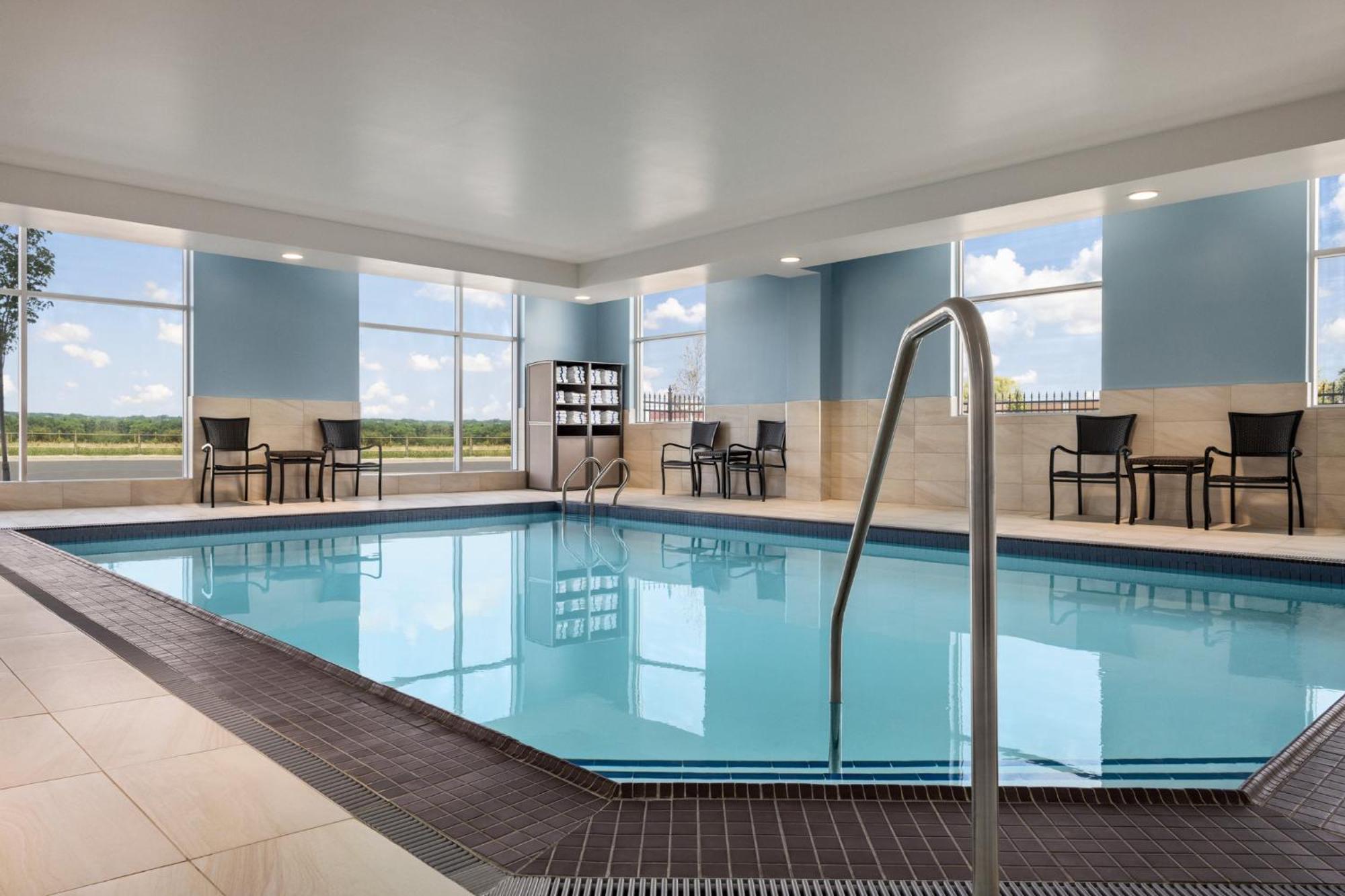 Holiday Inn Express - Strathroy By Ihg Bagian luar foto